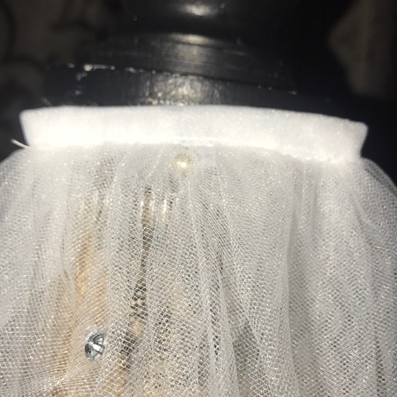 Beautiful 2T embellished with pearls veil - Picture 7 of 8